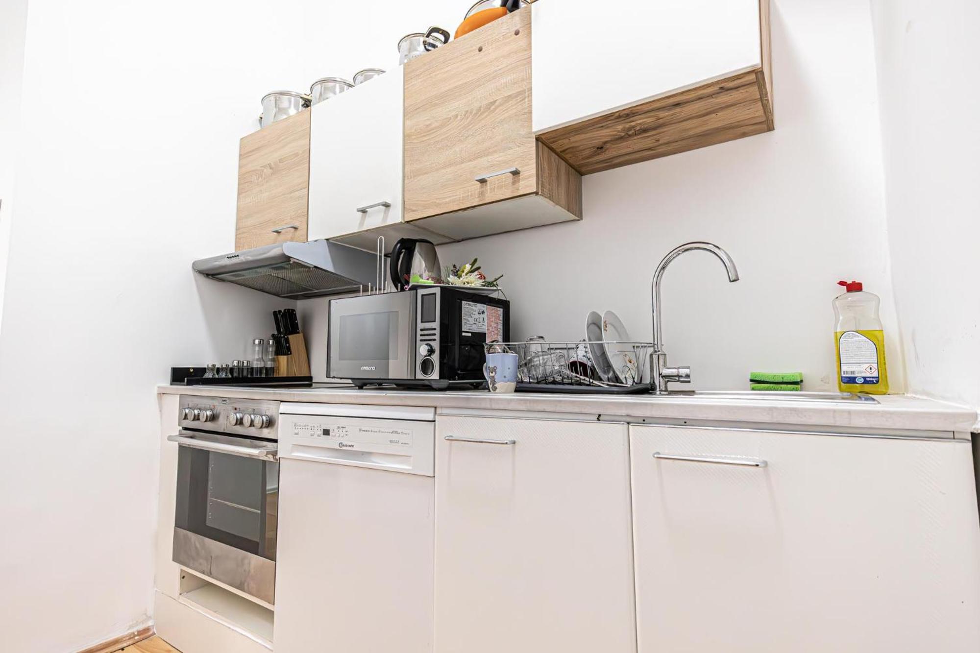 In A Shared Apartment, 6min To Lugner City Apartament